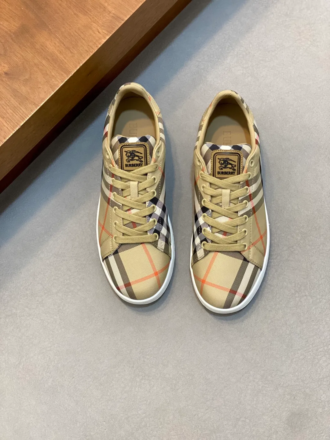 Men's men's shoes 💰400【New style】⛺️⛺️𝐁𝐔𝐑𝐁𝐄𝐑𝐑𝐘# Burberry's new war horse plaid casual sneakers, new terrace casual sneakers·Burberry's classic elements, super comfortable shoes··Knight blue anti-slip soles Finally I saw the latest diagonal plaid sneakers, the color is really nice and can be worn with any kind of sneakers. The sneakers are made of cotton blended fabric. Crafted in an Italian workshop, it features a worsted Burberry check pattern. Featuring a mesh lining and checkered laces, the rubber sole features the archive Burberry monogram. From Burberry's iconic collection, these wardrobe staples are interpreted with the brand's signature style. The round toe is embellished with the Equestrian Knight logo (EKD) label on the tongue. The leather insole is embellished with the Burberry letter logo on the sole. Size: 38-44 (customized for 45 and 46)
